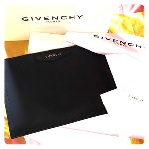 (GIVENCHY) Medium Antigona Leather Pouch👛💰